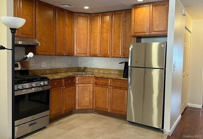 Building Photo - 858 E 175th St