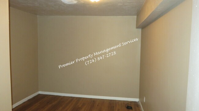 Building Photo - 527 Midland Ave