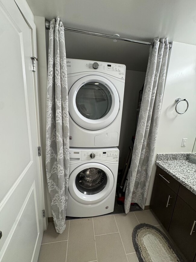 Building Photo - Partially Furnished 1 bed, 1 bath with 1 reserved covered parking @ Ke Kilohana