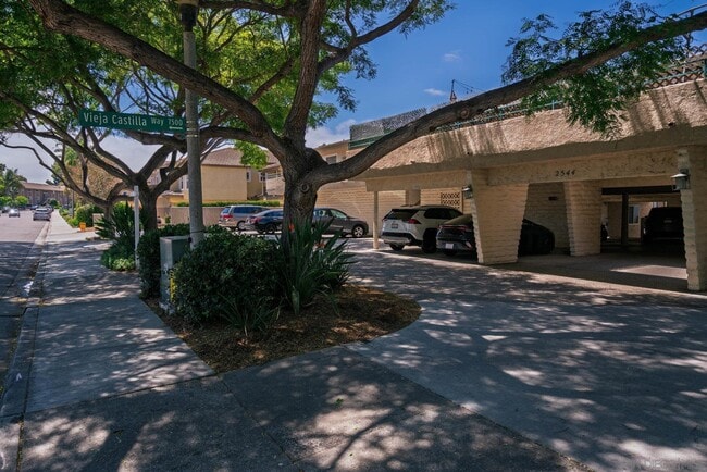 Building Photo - 2544 Navarra Dr