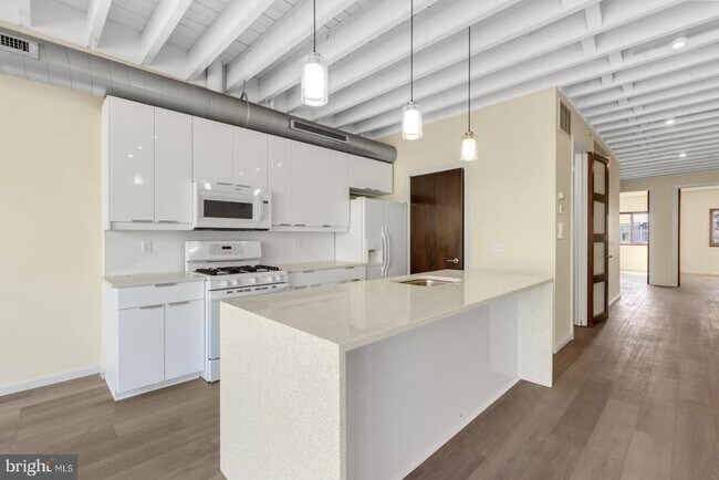 Building Photo - 2520 E Hagert St