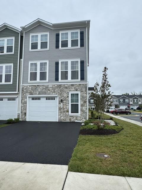 Building Photo - Upgraded 3BR End-Unit Townhome | 3.5 Baths | Garage | Lake Frederick