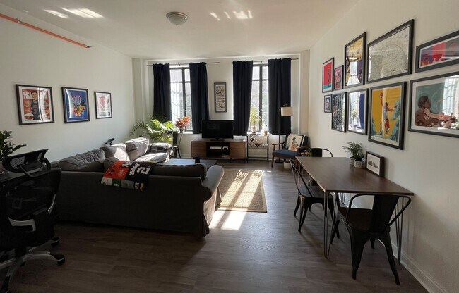 Primary Photo - 1019 Main St