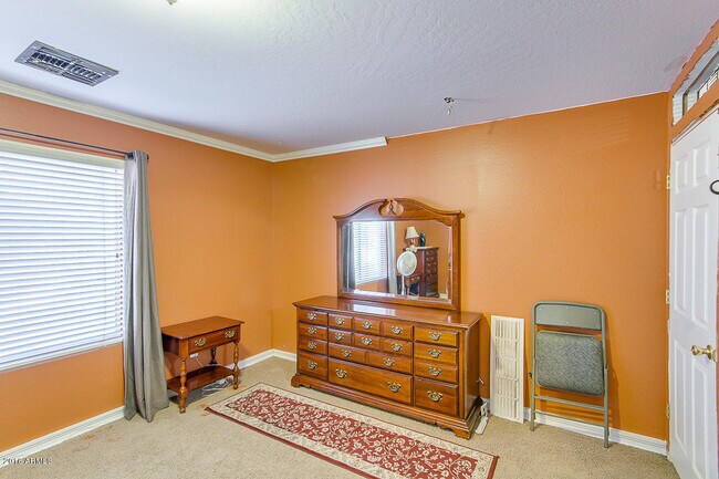 Building Photo - Amazing 4 bedrooms, 3 bathrooms house in P...