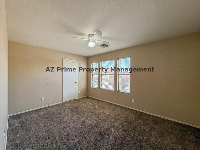 Building Photo - 583 W Racine Loop
