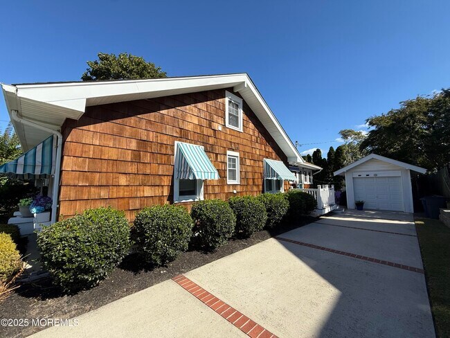 Building Photo - 2116 4th Ave