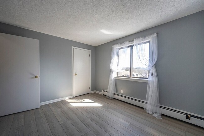 Building Photo - 645 W Lowell Ave