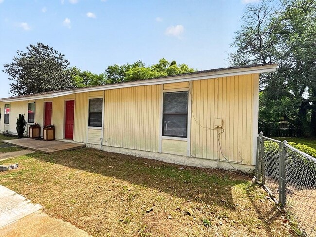 Building Photo - 208 Squirrel Haven Rd