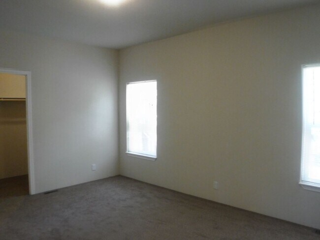 Building Photo - 60889 Granite Dr