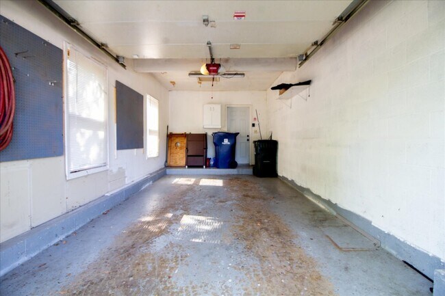 Building Photo - 1216 Tennyson Ln