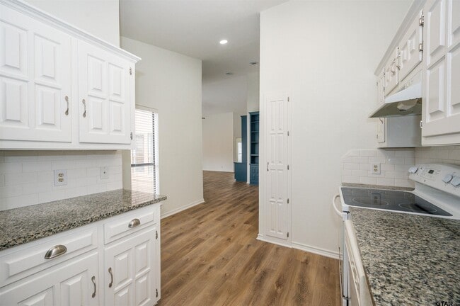 Building Photo - 5819 Hollytree Dr