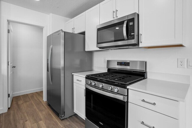 Building Photo - MOVE IN READY! 3 Bedroom townhome in long valley!