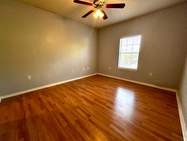 Building Photo - 1707 Chestnut Ave