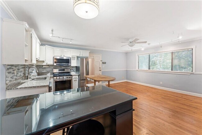 Building Photo - 870 Glendale Terrace NE