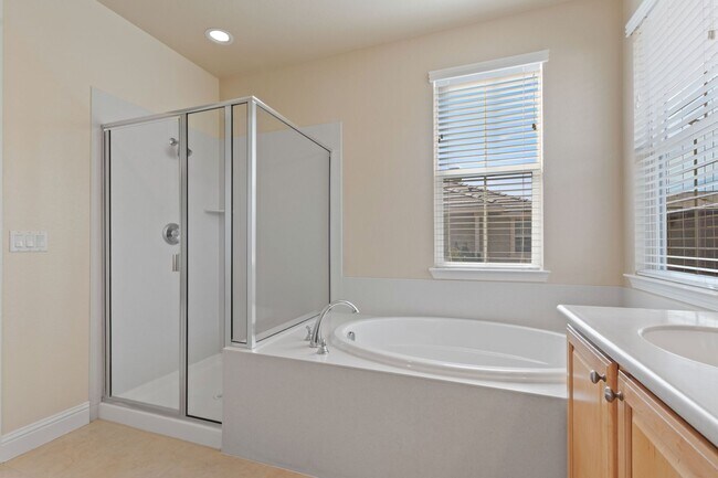 Building Photo - Gated Somersett Home!