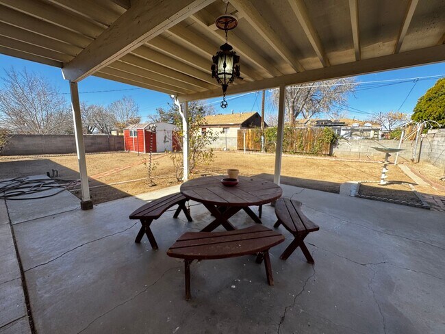 Building Photo - Beautiful 3 bedroom 2 bathroom home.