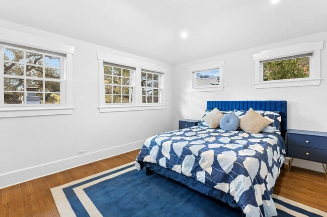 Building Photo - 1206 W 22 1/2 St