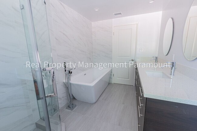 Building Photo - Pool and high ceilings, fully refurbished.