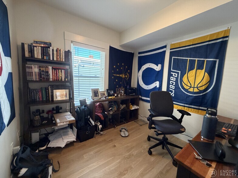 Building Photo - 208 Banks St