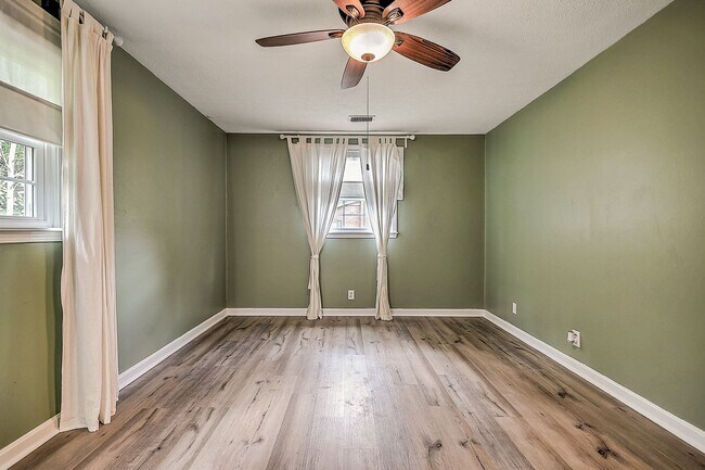 Building Photo - Beautiful split foyer home in Colonial Hei...