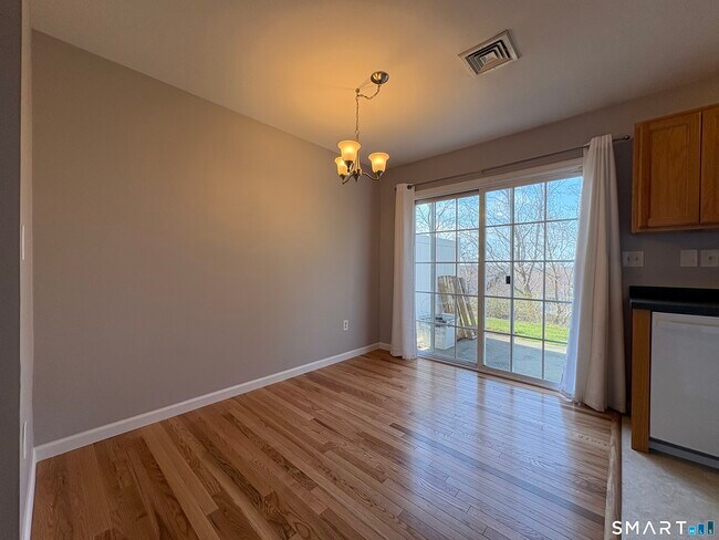 Building Photo - 267 Bridge St