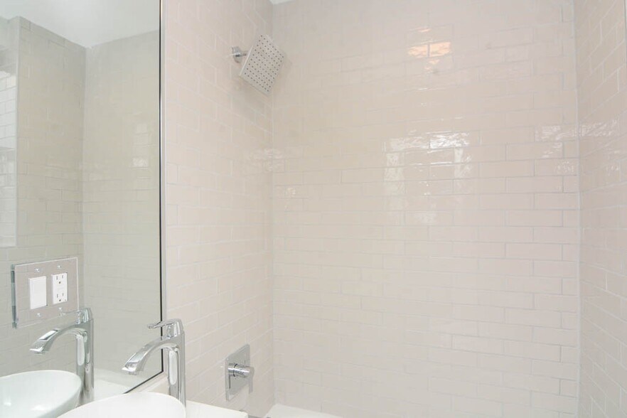 Building Photo - 510 W Belmont Ave