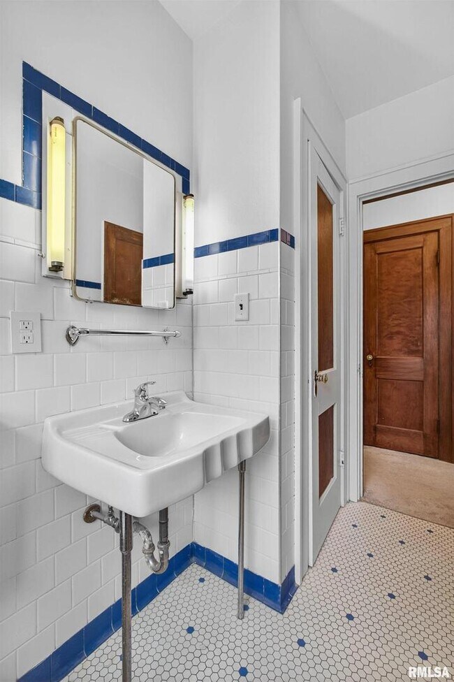 Building Photo - 318 W Columbia Ave