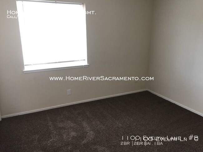 Building Photo - Spacious Two Bedroom 1.5 Bath Condo
