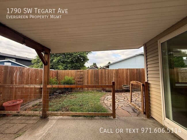 Building Photo - 1790 SW Tegart Ave