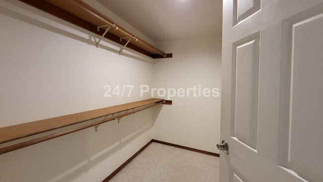 Building Photo - Stunning Home in Tranquil SW Neighborhood