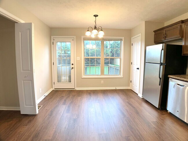 Building Photo - 685 Foxfield Dr