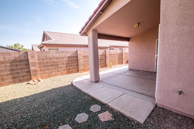 Building Photo - Charming 3-bedroom, 2-bathroom Home w/ 2 C...