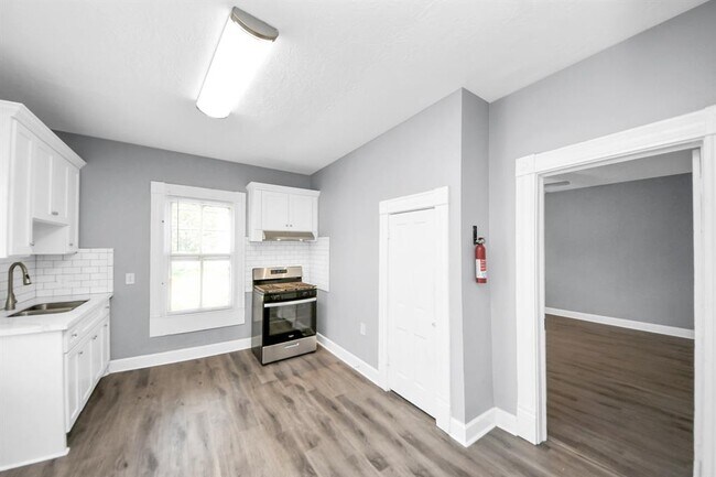 Building Photo - 2502 Saltus St