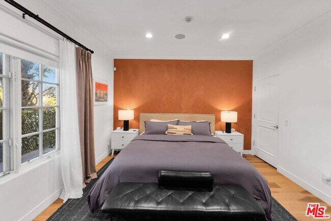 Building Photo - 851 N San Vicente Blvd
