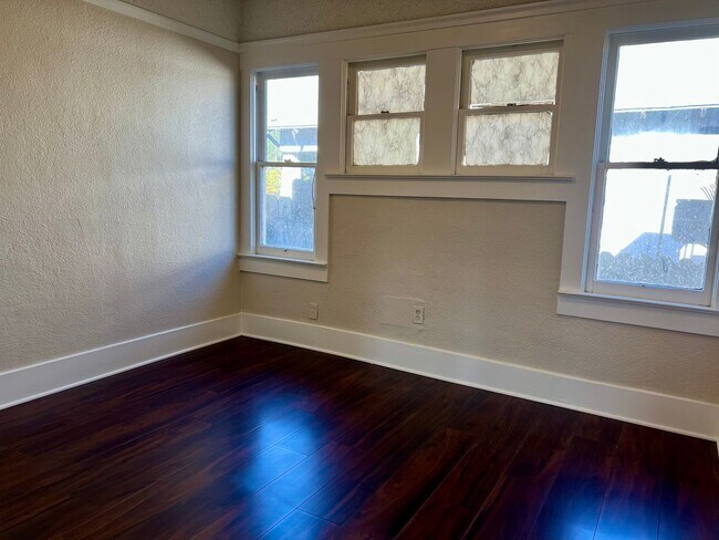 Building Photo - 1042 N Harrison Ave