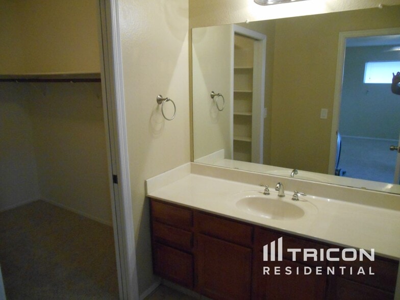 Building Photo - 4772 W Tonto Dr
