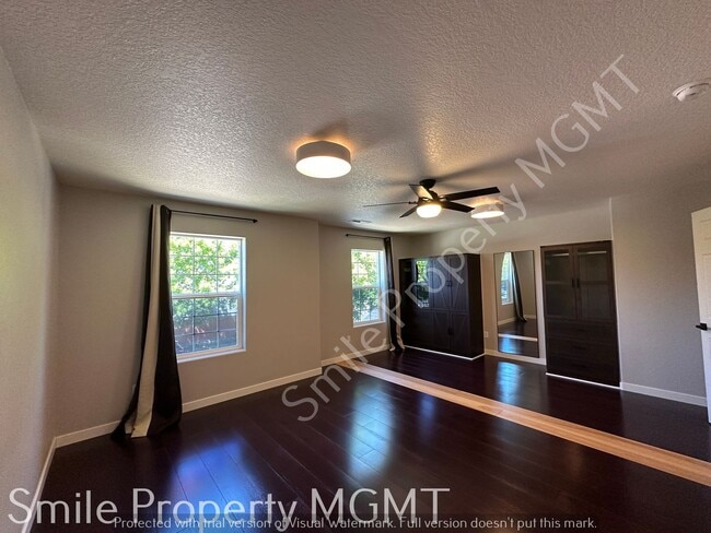 Building Photo - 4524 SE Oakhurst St