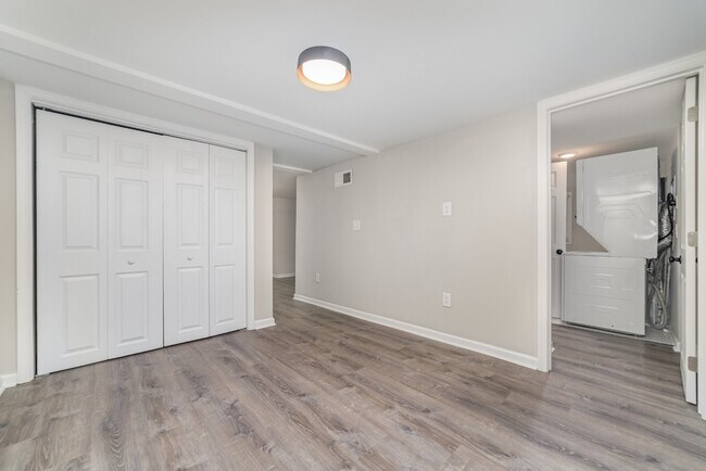 Building Photo - 6037 Ingleside Dr