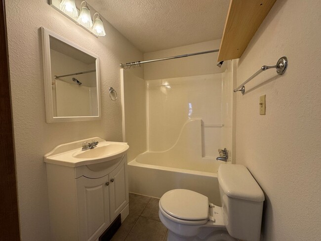 Building Photo - Quaint Three Bedroom Home with Jacuzzi Tub!