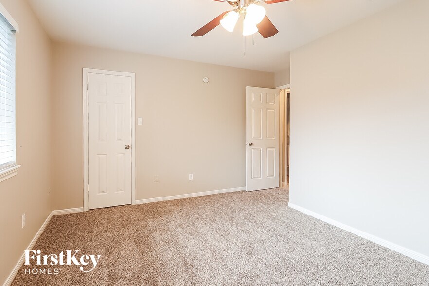 Building Photo - 2303 Prestwick Dr