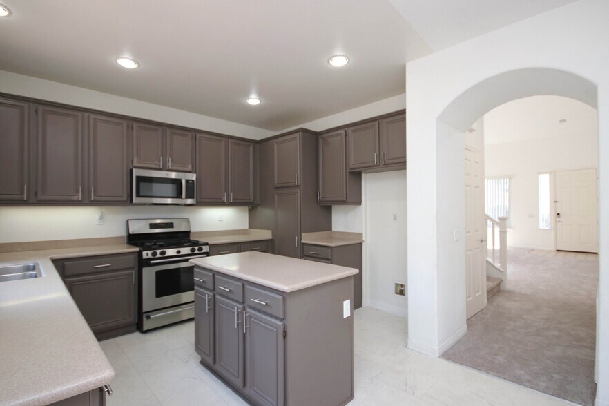 Building Photo - 2911 Spruce Ct