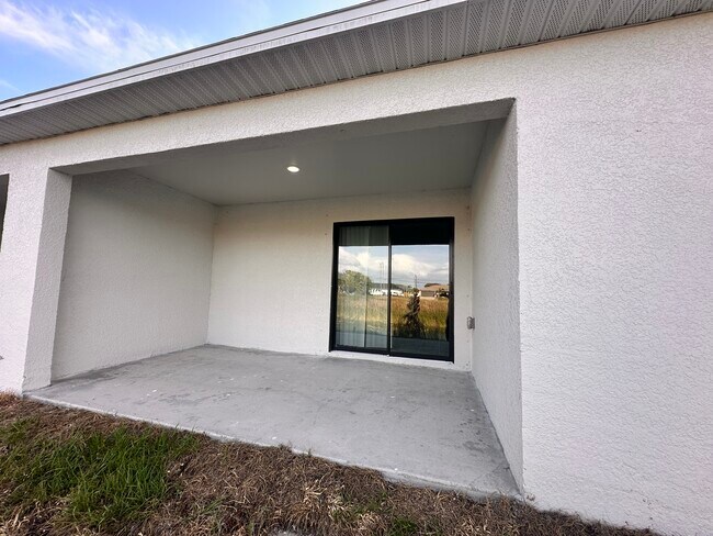 Building Photo - 1006 NE 15th Ln