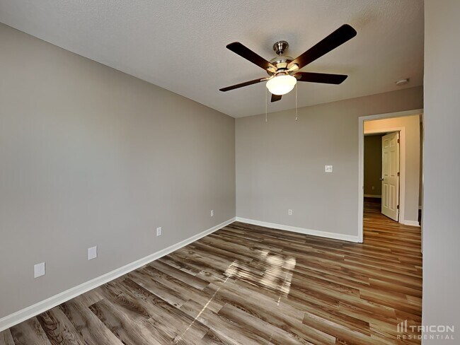 Building Photo - 2425 Saluda Dr