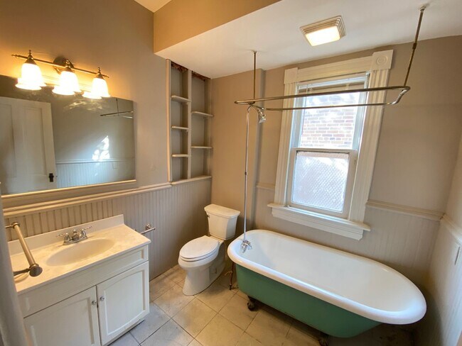 Building Photo - 686 Neil Ave