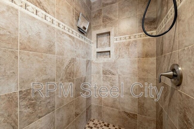 Building Photo - 868 E Sandusky Dr