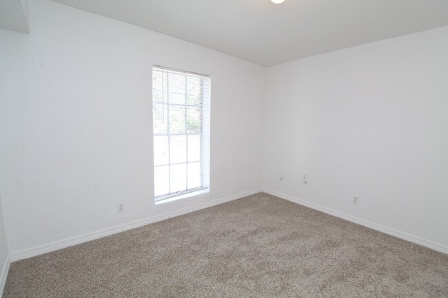 Building Photo - Bayfront 2BR/2BA Condo at Bayview Terrace ...