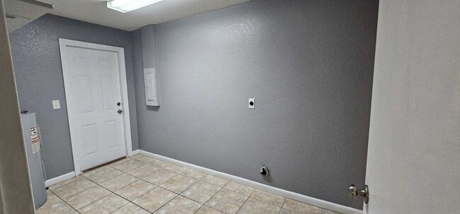 Building Photo - South Lakeland Rental!!