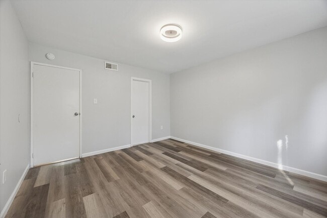 Building Photo - Available Immediately – Renovated 2B/1.5B ...
