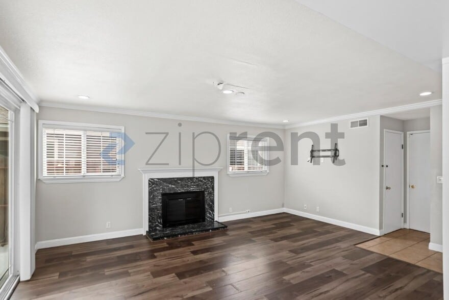 Building Photo - Unit