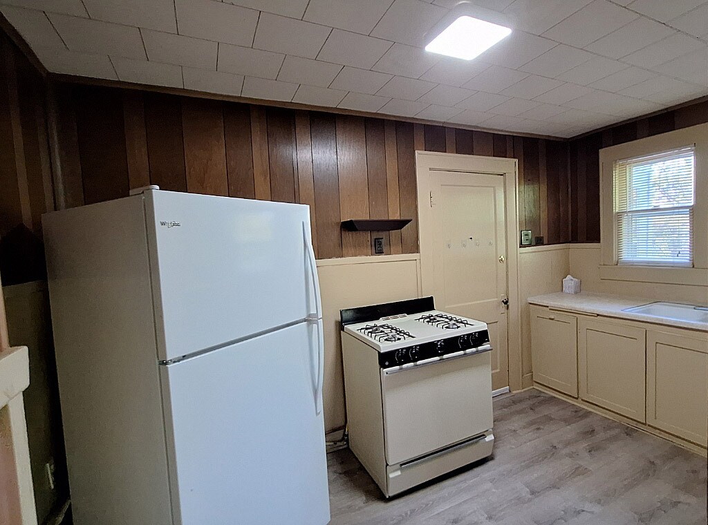 Kitchen with appliances - 3228 Washington St